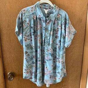 NWT Very Soft Floral Chambray Button Up Blouse
